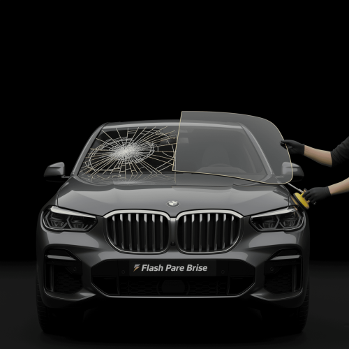 Mains d’un expert Flash Pare-Brise manipulant un pare-brise avant